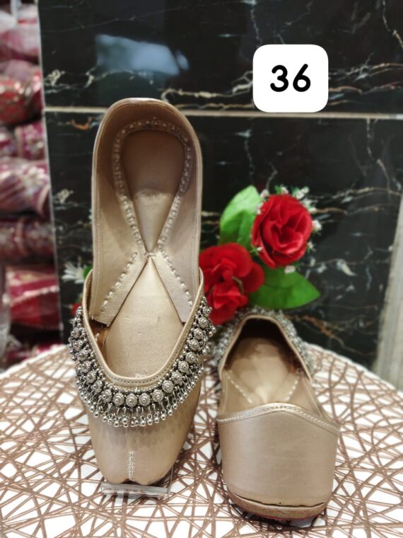 Trending Punjabi Jutti with Payal Design